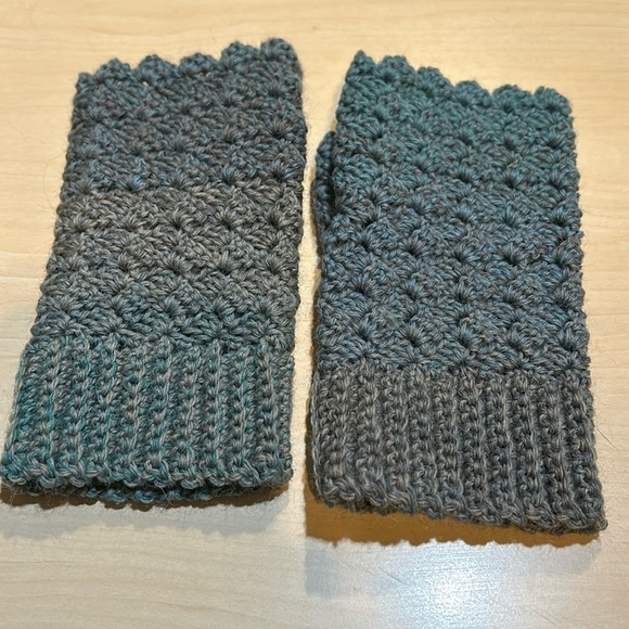 Handmade fingerless mittens - Picture 3 of 5